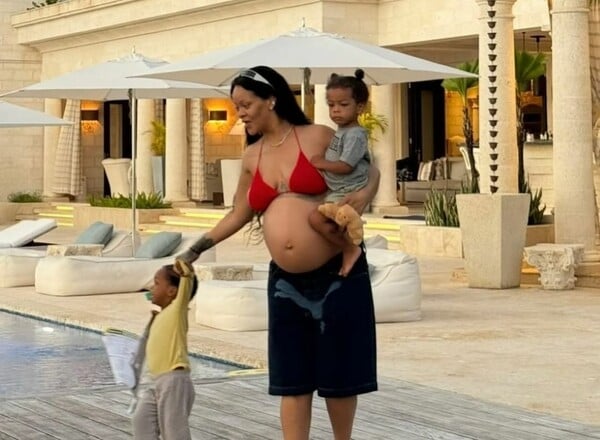 Η Rihanna δημοσίευσε σπάνιες φωτογραφίες με τα παιδιά της