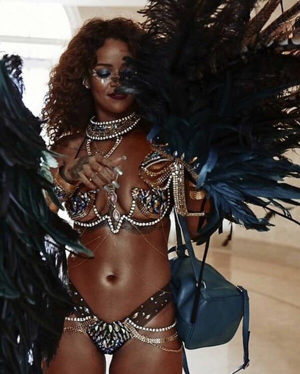 Η Rihanna δημοσίευσε σπάνιες φωτογραφίες με τα παιδιά της