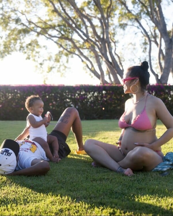 Η Rihanna δημοσίευσε σπάνιες φωτογραφίες με τα παιδιά της