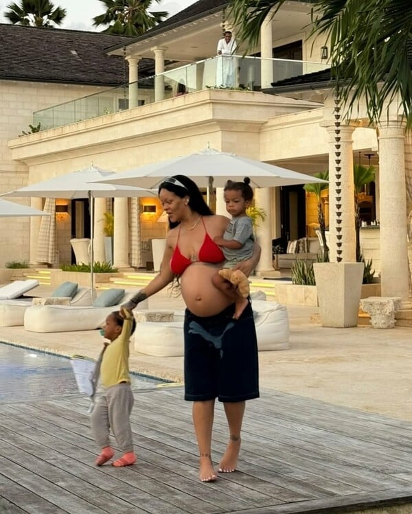 Η Rihanna δημοσίευσε σπάνιες φωτογραφίες με τα παιδιά της