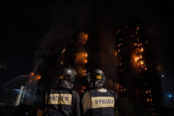 Χονγκ Κονγκ: Ο κυβερνήτης διατάσσει ανεξάρτητη έρευνα για τη φωτιά που στοίχισε τη ζωή σε 151 πολίτες
