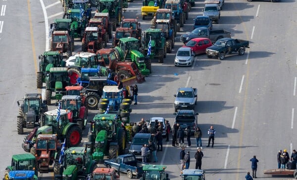 Μπλόκο από αγρότες του Έβρου στα φορτηγά διεθνών μεταφορών