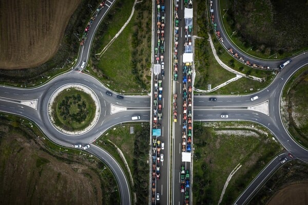 Δεν υποχωρούν οι αγρότες: «Θα κάνουμε Χριστούγεννα στα μπλόκα»