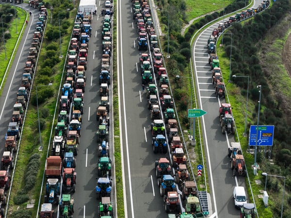 Αγρότες: Εντείνουν τα μπλόκα - Τουλάχιστον 4.000 τρακτέρ στη Θεσσαλία