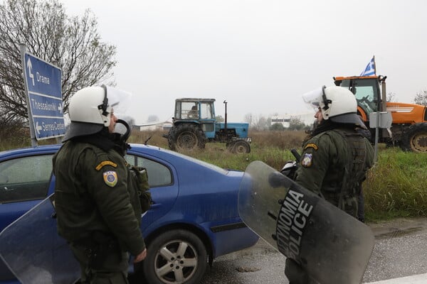 Αγρότες: Παρέκαμψαν αστυνομικό μπλόκο στις Σέρρες 