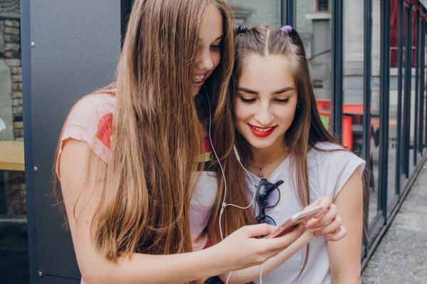 Το πρώτο mini-budget της ζωής τους: Πώς ένα παιδί οργανώνει τα χρήματά του όταν όλα συμβαίνουν στο κινητό