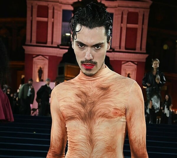 Η εμφάνιση-πρόκληση του Elias Medini στα Fashion Awards συζητήθηκε όσο καμία άλλη