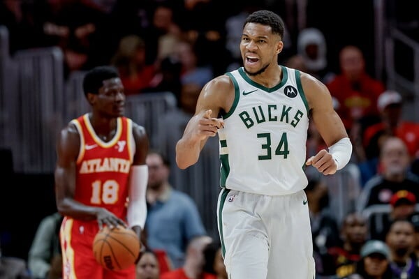 ΓΙΑΝΝΗΣ ΑΝΤΕΤΟΚΟΥΝΜΠΟ NBA ΜΙΛΓΟΥΟΚΙ ΜΠΑΚΣ