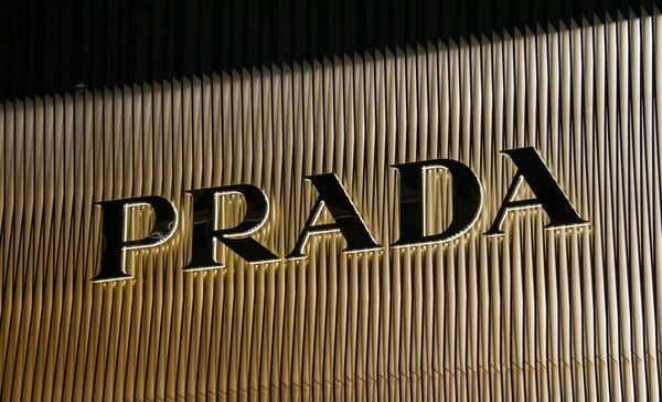 Η Prada αποκτά τη Versace, μια ιστορική στιγμή για τον κόσμο της μόδας