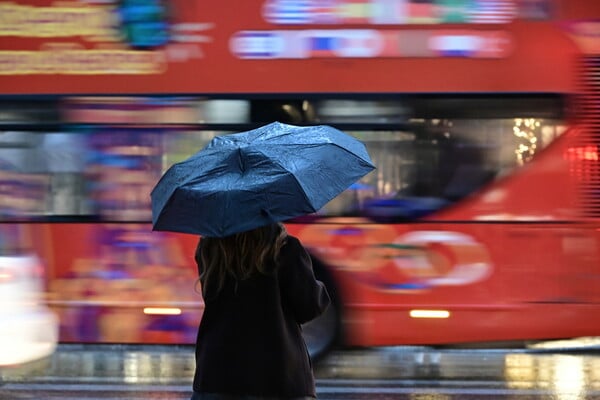 Σφοδρή καταιγίδα τώρα στην Αττική - Η εξέλιξη της κακοκαιρίας Byron τις επόμενες ώρες