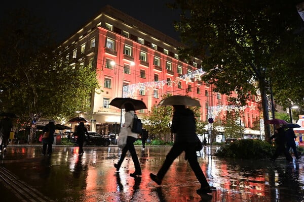 Σφοδρή καταιγίδα τώρα στην Αττική - Η εξέλιξη της κακοκαιρίας Byron τις επόμενες ώρες