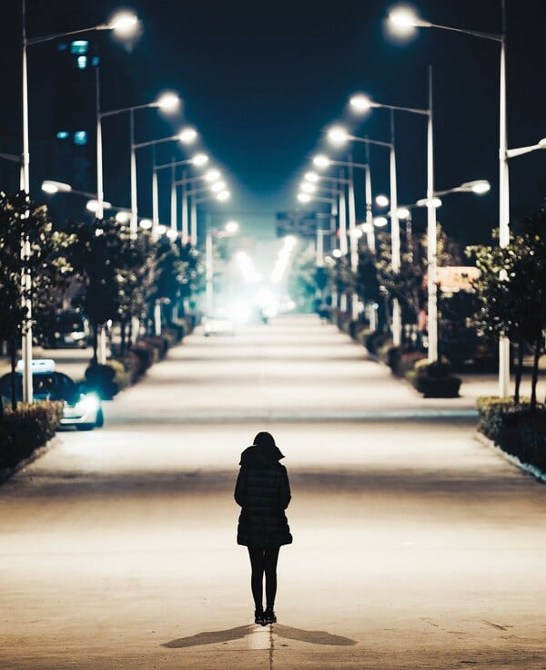 «Μάθε πώς νιώθουν. Άλλαξε το πώς νιώθουν»: 8 στις 10 γυναίκες νιώθουν φόβο στη βραδινή έξοδο