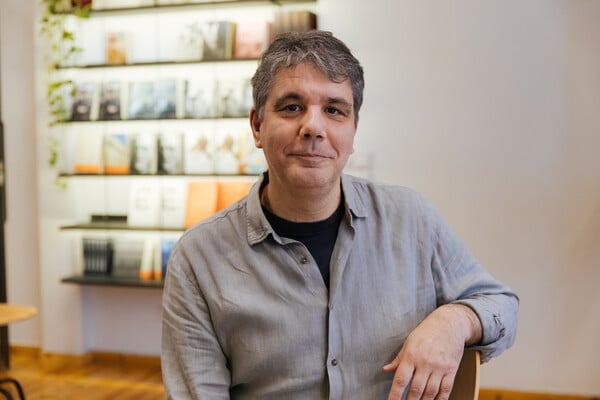 Δημήτρης Καράμπελας: «Πιο πολλή ποίηση βρίσκεις στην ποπ κουλτούρα παρά στη λογοτεχνική επετηρίδα»