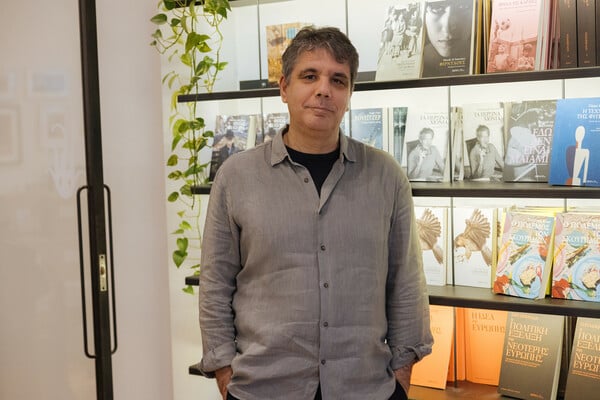 Δημήτρης Καράμπελας: «Πιο πολλή ποίηση βρίσκεις στην ποπ κουλτούρα παρά στη λογοτεχνική επετηρίδα»