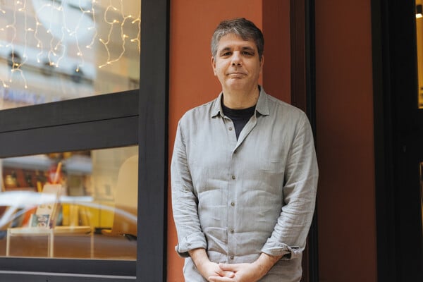 Δημήτρης Καράμπελας: «Πιο πολλή ποίηση βρίσκεις στην ποπ κουλτούρα παρά στη λογοτεχνική επετηρίδα»