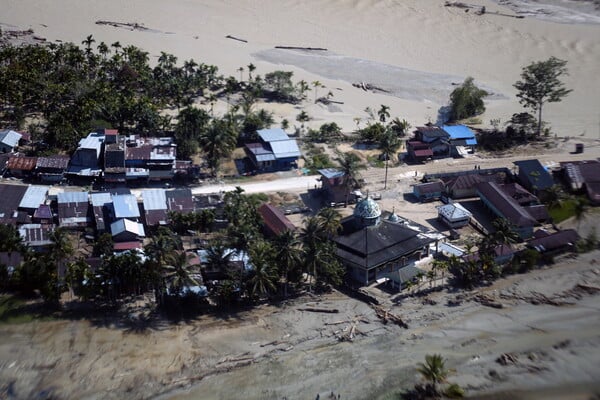 Πάνω από 1.500 οι νεκροί στην Ασία – Στο στόχαστρο η αποψίλωση μετά τις φονικές πλημμύρες