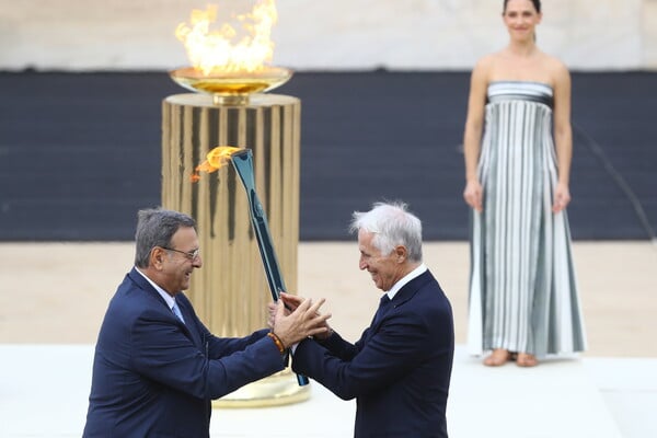 Χειμερινοί Ολυμπιακοί Αγώνες 2026: Η τελετή παράδοσης της Ολυμπιακής Φλόγας μέσα από 14 εικόνες - Ποιοι έδωσαν το παρών