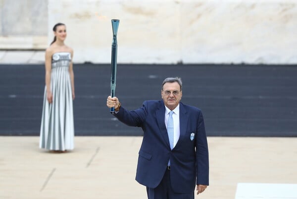 Χειμερινοί Ολυμπιακοί Αγώνες 2026: Η τελετή παράδοσης της Ολυμπιακής Φλόγας μέσα από 14 εικόνες - Ποιοι έδωσαν το παρών