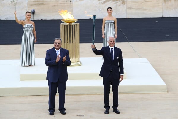 Χειμερινοί Ολυμπιακοί Αγώνες 2026: Η τελετή παράδοσης της Ολυμπιακής Φλόγας μέσα από 14 εικόνες - Ποιοι έδωσαν το παρών