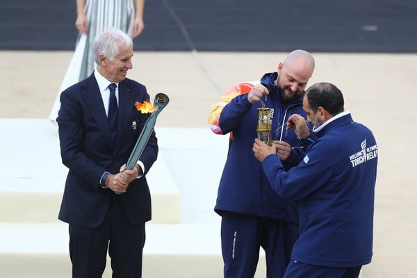 Χειμερινοί Ολυμπιακοί Αγώνες 2026: Η τελετή παράδοσης της Ολυμπιακής Φλόγας μέσα από 14 εικόνες