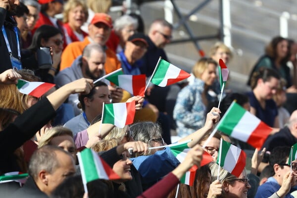 Χειμερινοί Ολυμπιακοί Αγώνες 2026: Η τελετή παράδοσης της Ολυμπιακής Φλόγας μέσα από 14 εικόνες