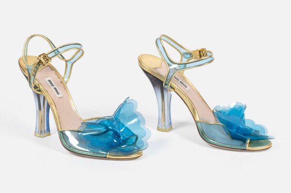 Farida Khelfa: Η Σταχτοπούτα της γαλλικής μόδας βγάζει στο σφυρί το παρελθόν της σε μια δημοπρασία-έκπληξη