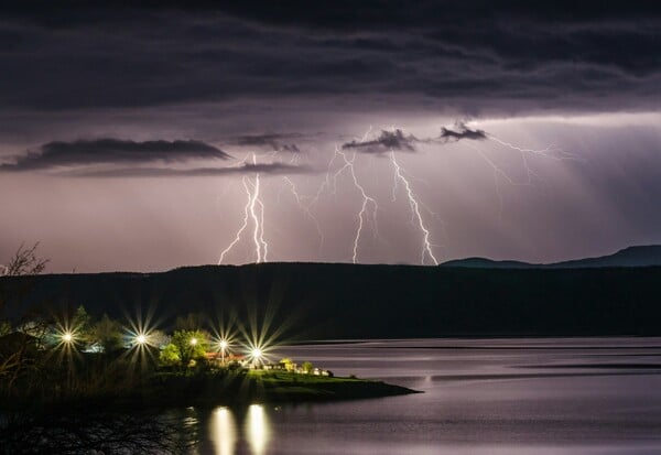 ΚΑΚΟΚΑΙΡΙΑ BYRON ΚΑΤΑΙΓΙΔΕΣ ΤΩΡΑ ΒΡΟΧΗ