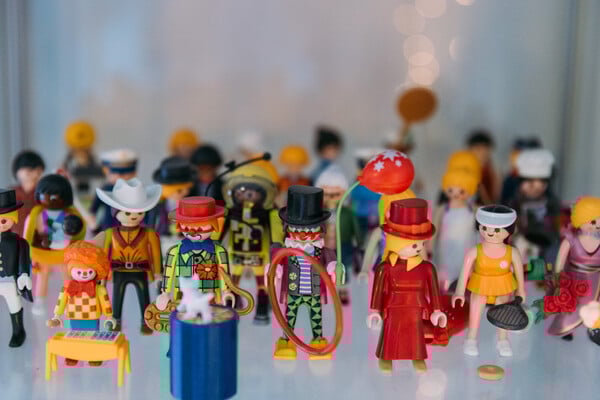 Ένα παιχνιδιάρικο σπίτι στο Παγκράτι/Ένα διαμέρισμα που μυρίζει τσιχλόφουσκα