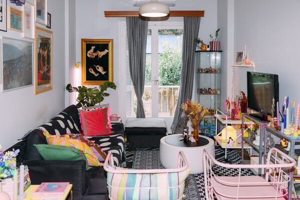 Ένα παιχνιδιάρικο σπίτι στο Παγκράτι/Ένα διαμέρισμα που μυρίζει τσιχλόφουσκα