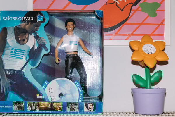 Ένα παιχνιδιάρικο σπίτι στο Παγκράτι/Ένα διαμέρισμα που μυρίζει τσιχλόφουσκα