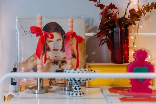 Ένα παιχνιδιάρικο σπίτι στο Παγκράτι/Ένα διαμέρισμα που μυρίζει τσιχλόφουσκα