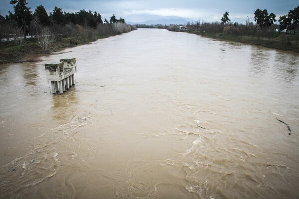Κακοκαιρία Byron: Συναγερμός σε Τρίκαλα και Λάρισα - Υπερχείλισαν Πηνειός και Επινέας