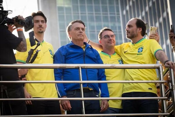 Ο πρωτότοκος γιος του Μπολσονάρου θα θέσει υποψηφιότητα για την προεδρία της Βραζιλίας 