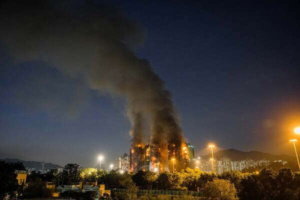 Η Κίνα προειδοποιεί τα διεθνή ΜΜΕ για τη φωτιά στο Χονγκ Κονγκ: «Μην διαδίδετε συκοφαντίες»