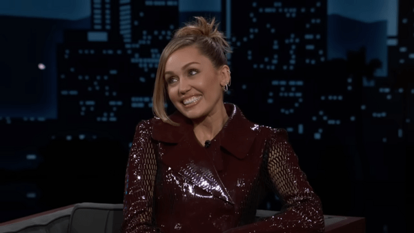 Η Miley Cyrus για το δαχτυλίδι των αρραβώνων της: «Μπορεί να ήταν προσφορά στην Black Friday»