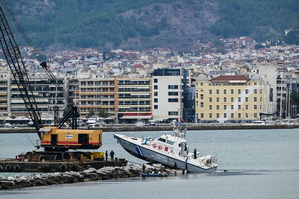 Βόλος: Σκάφος του Λιμενικού προσέκρουσε σε βράχια 