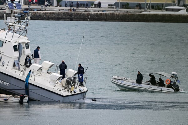 Βόλος: Σκάφος του Λιμενικού προσέκρουσε στα βράχια 