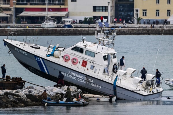 Βόλος: Σκάφος του Λιμενικού προσέκρουσε στα βράχια 