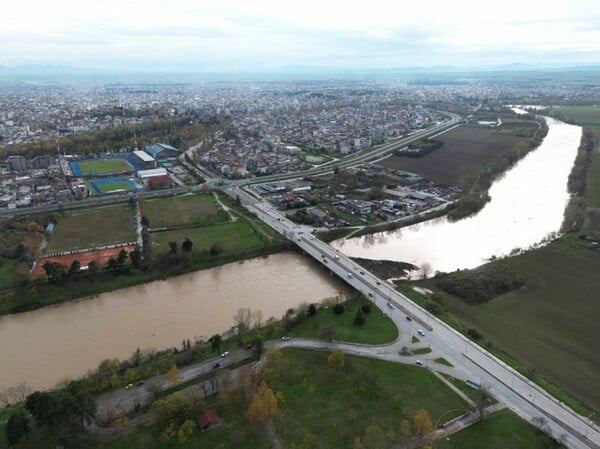 Θεσσαλία: Χιλιάδες στρέμματα «εξαφανίστηκαν» σε Τρίκαλα και Λάρισα εξαιτίας της υπερχείλισης του Πηνειού