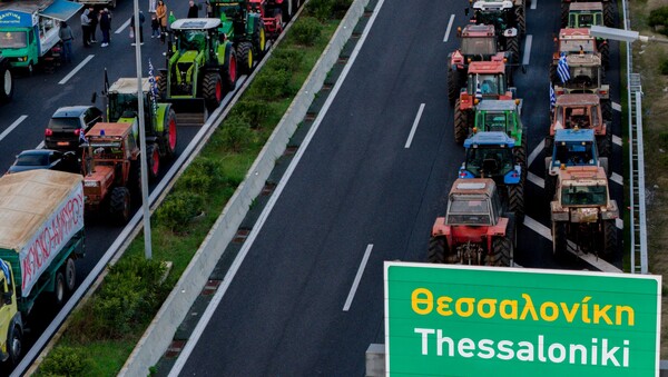 Μπλόκα αγροτών: Αποκλεισμοί σε Εθνική, Εγνατία και Ιόνια Οδό – Το μεσημέρι νέες συναντήσεις