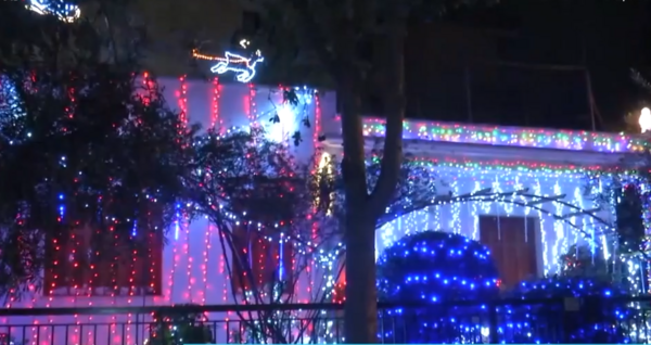 Χαλάνδρι: Το σπίτι με τα 20.000 λαμπιόνια που έγινε χριστουγεννιάτικο αξιοθέατο