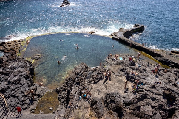 Ισχυρό κύμα σκότωσε τέσσερις λουόμενους σε φυσική πισίνα στην Τενερίφη