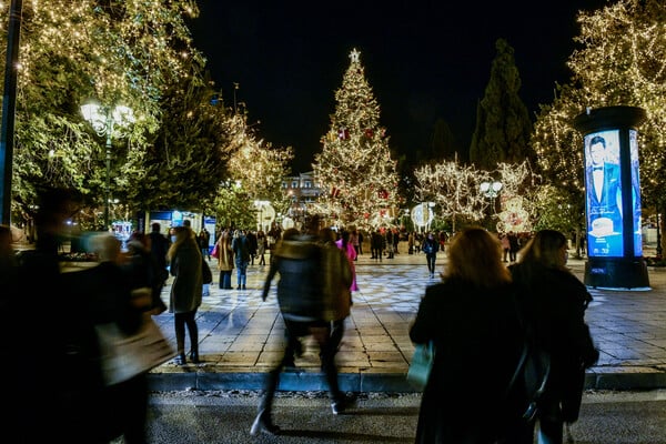 Χριστούγεννα 2025: Πότε ξεκινά το εορταστικό ωράριο - Ποιες Κυριακές θα είναι ανοιχτά τα καταστήματα