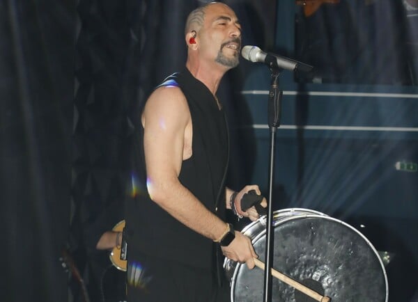 Βαλάντης: Έφτυσε τους μουσικούς του πάνω στη σκηνή εν μέσω προγράμματος