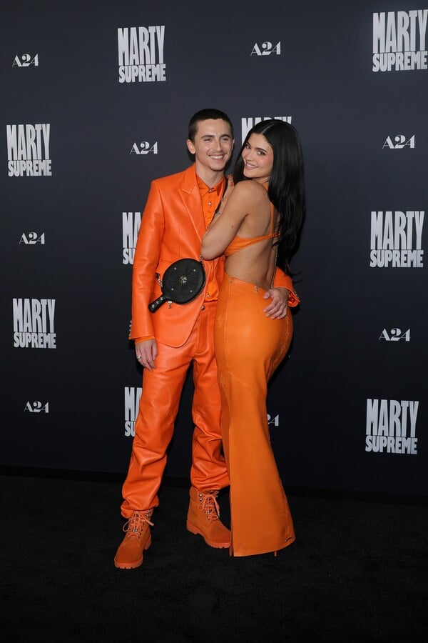 Viral η πορτοκαλί εμφάνιση της Κάιλι Τζένερ και του Τιμοτέ Σαλαμέ