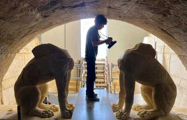ΥΠΠΟ: Το ταφικό μνημείο του Τύμβου Καστά στην Αμφίπολη φωτίζεται με νέα χρώματα