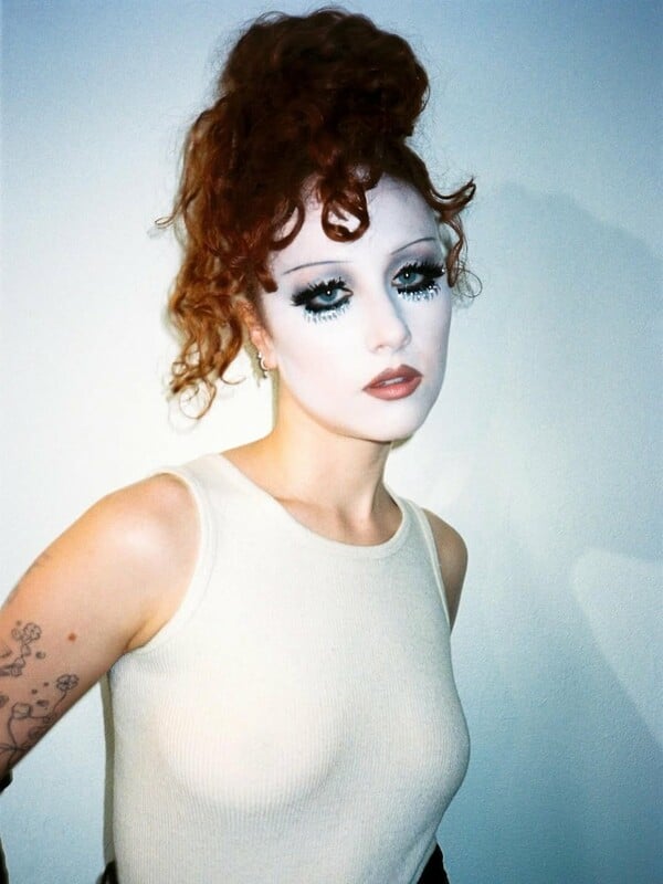 Η Chappell Roan γίνεται το κεντρικό πρόσωπο της MAC και το glam απογειώνεται