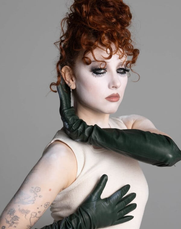 Η Chappell Roan γίνεται το κεντρικό πρόσωπο της MAC και το glam απογειώνεται