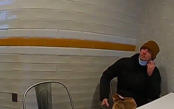 Λουίτζι Μαντζιόνε: Η στιγμή που οι αστυνομικοί τον εντοπίζουν μετά τη δολοφονία του CEO της UnitedHealthcare