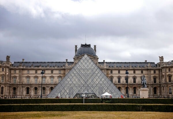 Ληστεία στο Λούβρο: Οι δράστες διέφυγαν από το μουσείο μισό λεπτό πριν φτάσουν οι Αρχές